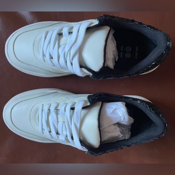 BNWT! SCHUTZ, OLIYAH, MULTIMATERIAL
NAPPA SNEAKERS, BRIGHT SNAKE, WHITE/BLACK π€π€ - Picture 10 of 16